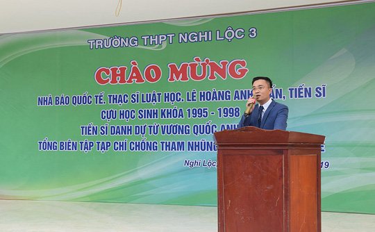 the-nha-bao-quoc-te-cua-le-hoang-anh-tuan-gia-chi-hon-4-trieu-dong