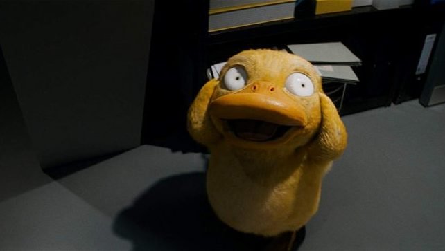 Psyduck: Chú “Vịt bối rối” này được biết đến với khuôn mặt bối rối “tôi là ai, đây là đâu” kinh điển. Ấy thế mà Psyduck lại có khả năng điều khiển tâm trí cực mạnh người đối diện. Tuy nhiên sau khi sử dụng não “hết công suất”, Psyduck sẽ chẳng nhớ gì nữa. Đó chính là nguồn gốc cho vẻ mặt ngu ngơ ngớ ngẩn của Pokemon này, bởi cu cậu chẳng hiểu sức mạnh của mình là gì và sử dụng nó như thế nào. Trong phim, có vẻ như Psyduck sẽ gia nhập nhóm của Tim và Pikachu. Một cảnh phim đáng nhớ là khi cả nhóm ngồi chung xe và phải nghe thứ nhạc spa bởi nếu không đầu của Psyduck sẽ bị đau tới mức nổ banh xác cả đám.