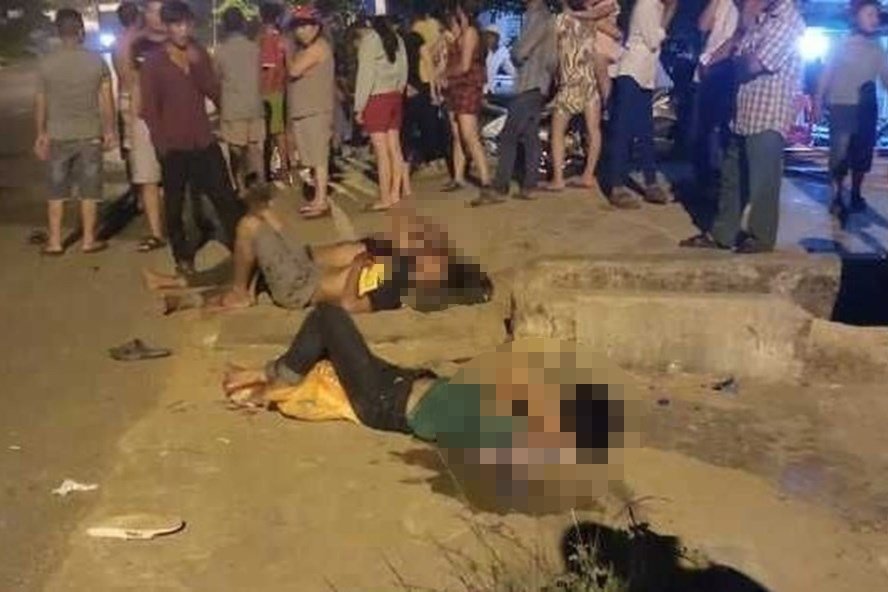 Sau khi tông vào con chó, 3 thanh niên ngã xuống đường, bị thương nặng. Ảnh: TTL.