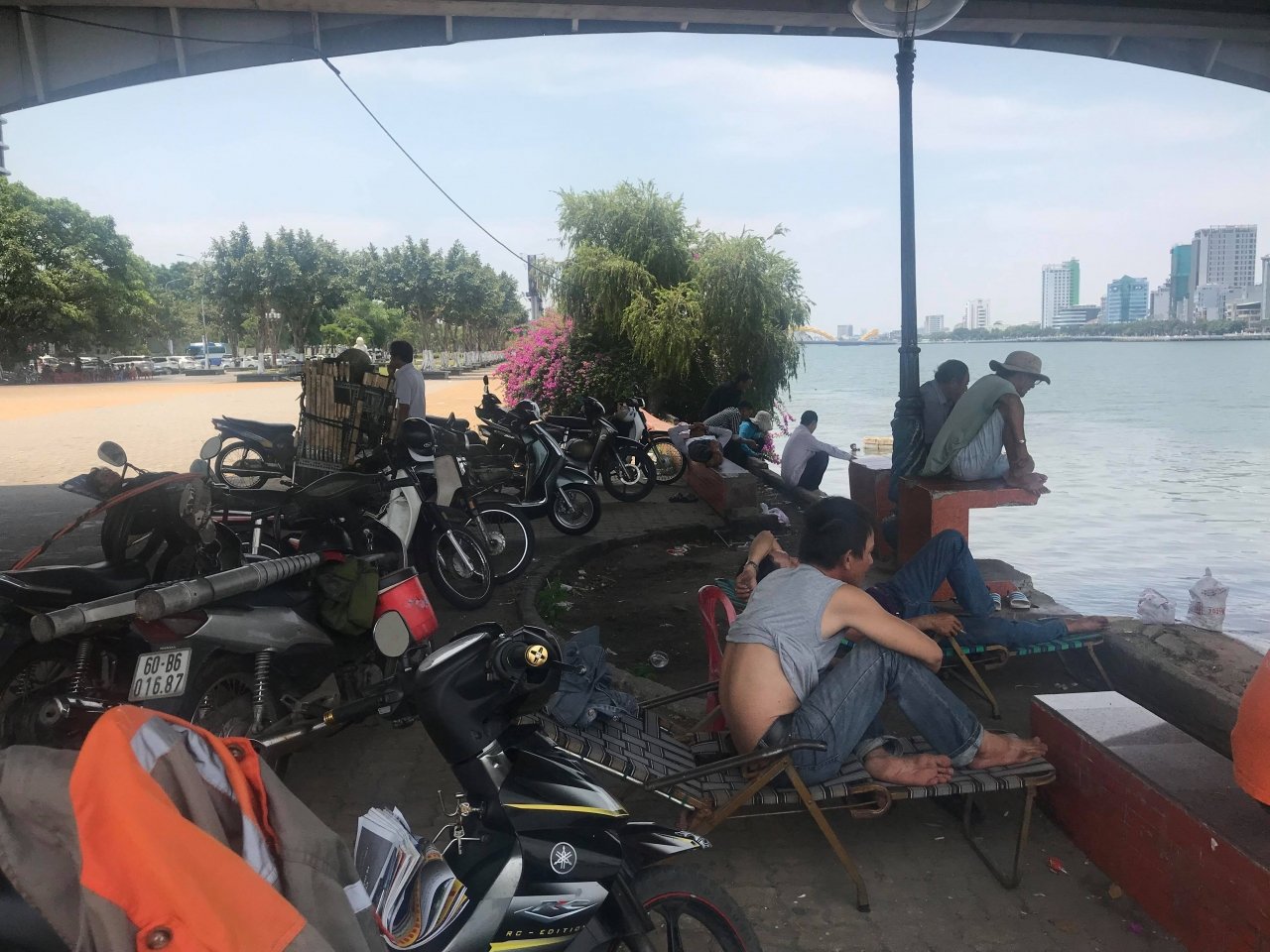 trong-nang-nong-nguoi-dan-da-nang-mang-com-ra-gam-cau-ngoi-an
