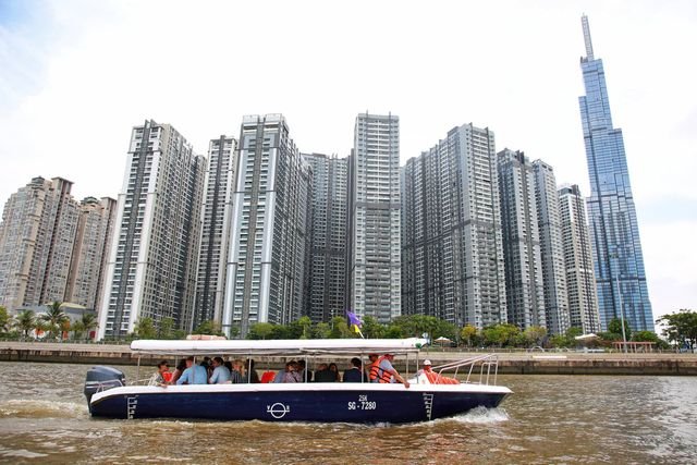 Công chúa Thụy Điển lướt ca nô du ngoạn sông Sài Gòn - 11