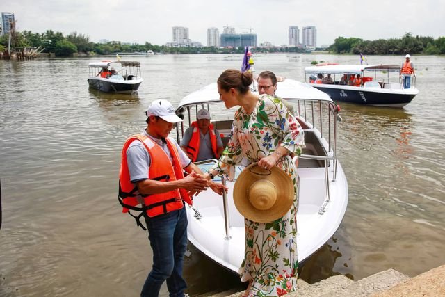 Công chúa Thụy Điển lướt ca nô du ngoạn sông Sài Gòn - 15