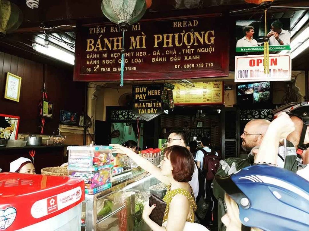 Tiệm bánh mì Phượng trên đường Phan Châu Trinh, Hội An.