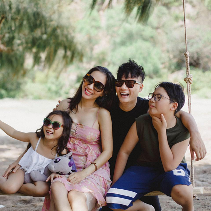 Khoảnh khắc hạnh phúc của gia đình Hoàng Bách. Nam ca sĩ háo hức chờ đón con thứ 3 chào đời: 