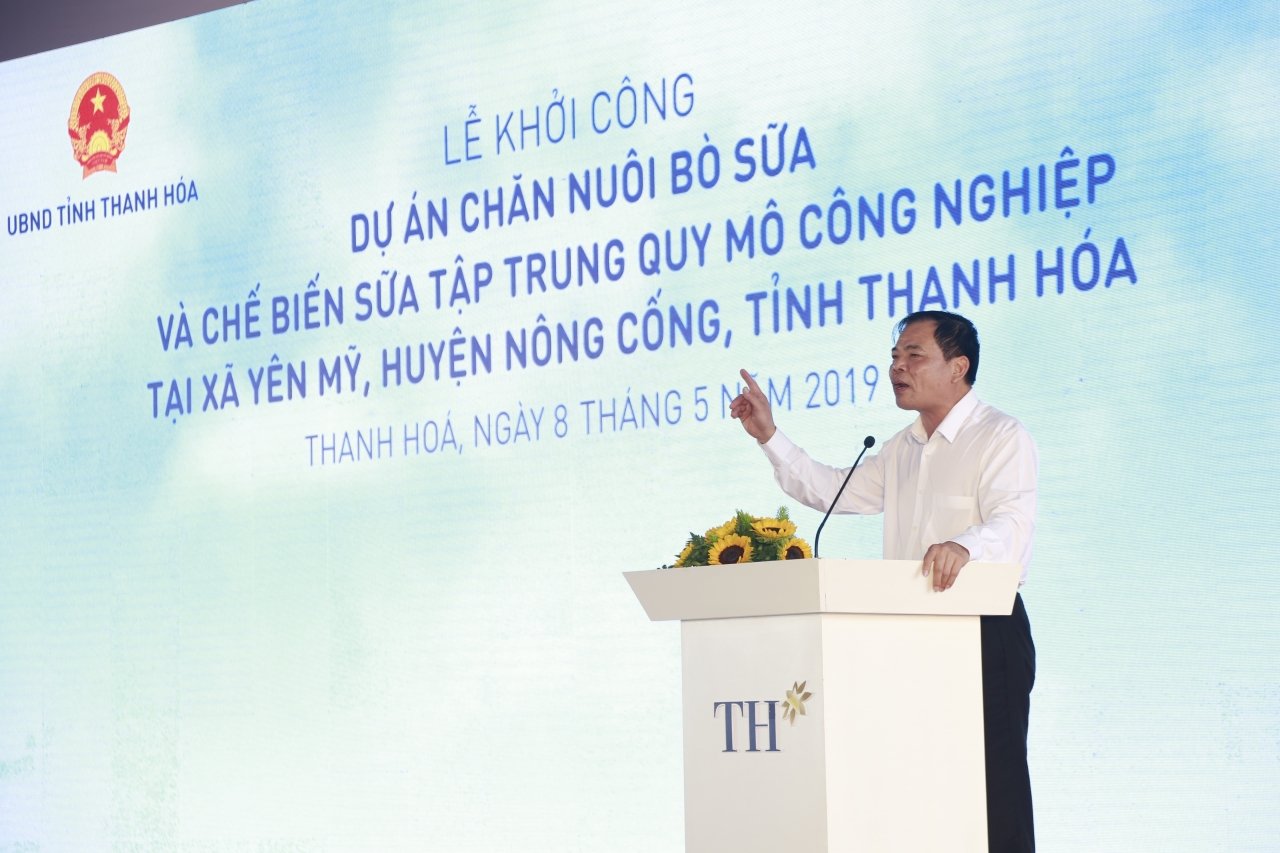 Phát biểu tại lễ khởi công, Bộ trưởng Nông nghiệp và Phát triển nông thôn Nguyễn Xuân Cường cho rằng, đây là một hoạt động kinh tế quan trọng, góp phần trả lời câu hỏi về tái cơ cấu nông nghiệp với 3 nguyên tắc: Lựa chọn ngành hàng Việt Nam có thế mạnh, coi khoa học công nghệ là giải pháp then chốt để tổ chức ngành hàng hiệu quả và giải quyết nút thắt về sản xuất nông hộ nhỏ lẻ. Theo Bộ trưởng, hiện nay ở khu vực châu Á, chúng ta đứng thứ 6 về sản lượng, đứng thứ 4 về năng suất. Bộ trưởng tin tưởng Tập đoàn TH sẽ tiên phong trong chuỗi liên kết nông nghiệp, có bước phát triển đột phá, đồng hành cùng bà con nông dân, chính quyền địa phương trong sản xuất sữa chất lượng tốt phục vụ người dân trong nước và chinh phục thị trường thế giới.