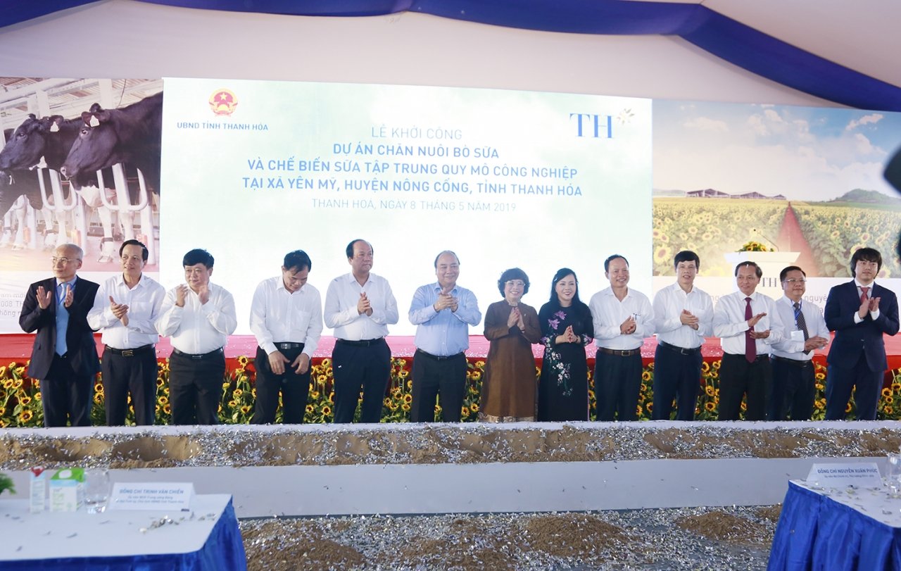 Thủ tướng Nguyễn Xuân Phúc và các đại biểu dự lễ khởi công dự án Chăn nuôi bò sữa và Chế biến sữa tập trung ứng dụng công nghệ cao Thanh Hóa