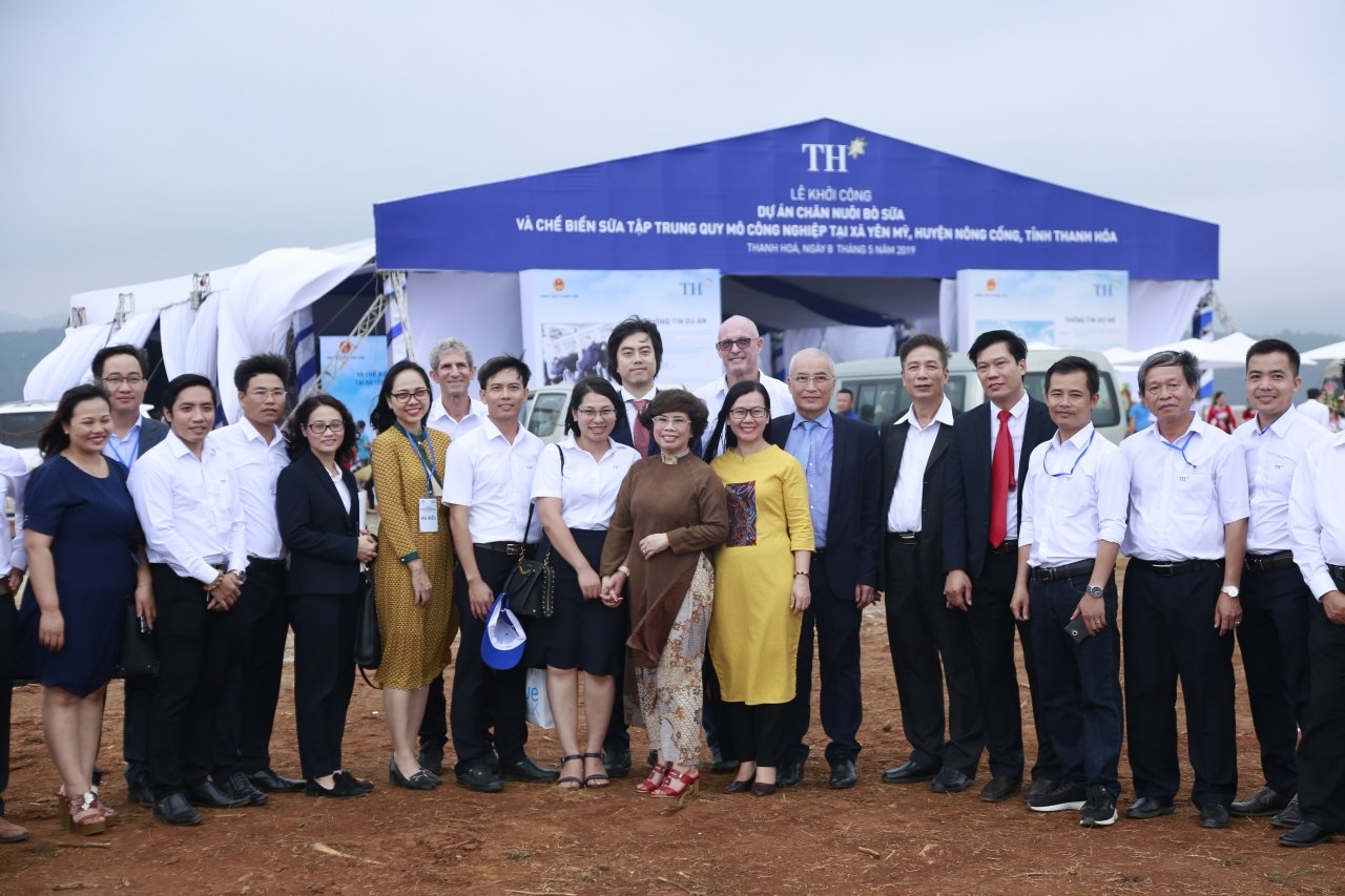 Tại buổi lễ, TH cũng giới thiệu mô hình phát triển bền vững đồng hành cùng người nông dân theo mô hình hợp tác xã công nghệ cao. Đây là bước đi Tập đoàn TH đã thực hiện tại Đà Lạt, thông qua thương hiệu Dalatmilk, giờ đây là Thanh Hóa và tiếp theo là Hà Giang, Lào Cai, Cao Bằng, Quảng Ninh, Củ Chi (TPHCM), Ba Vì (Hà Nội)... Với mô hình này, Dalatmilk sẽ triển khai lắp đặt chíp điện tử cho đàn bò của nông hộ. Thông qua hệ thống ăng ten thu phát, Dalatmilk có thể giúp nông dân theo dõi sức khỏe đàn bò thông qua máy tính hoặc smartphone, từ đó đưa ra những cảnh báo sớm về sức khỏe đàn bò, cảnh báo bệnh viêm vú trước 7 ngày, tình trạng dinh dưỡng… Người nông dân cũng sẽ được Dalatmilk cung cấp giống, thú y, thức ăn và bao tiêu thu mua sữa tươi nguyên liệu để chế biến.
