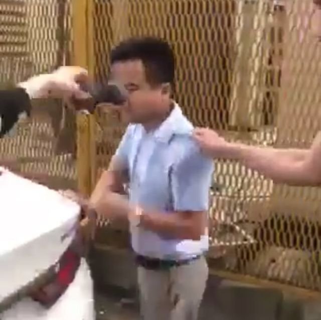 Nhóm người hành hung ông Tuấn Anh. (Ảnh cắt từ clip).