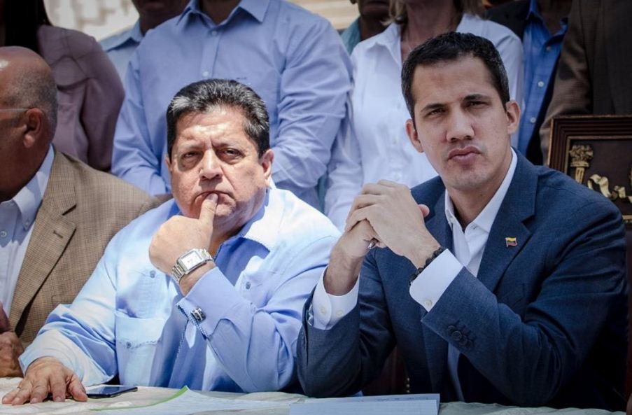 Edgar Zambrano ngồi cạnh tổng thống tự xưng Guaido.