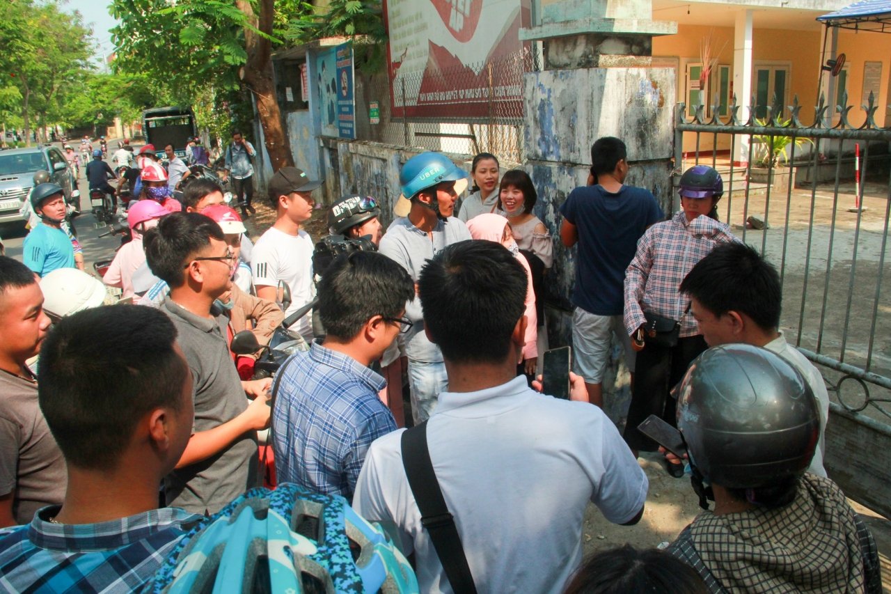 tranh-thu-day-tu-som-tinh-mo-nhieu-nguoi-khong-lay-duoc-phieu-tiem-vac-xin-cho-tre