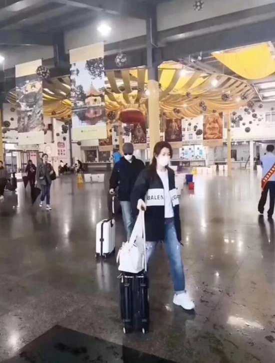 Trước đó, có tin đồn cho rằng hôn nhân hạnh phúc của Viên Tịnh Nghi và Trương Trí Lâm chỉ là giả tạo.