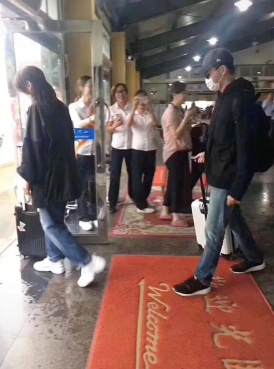 Trước đó, có tin đồn cho rằng hôn nhân hạnh phúc của Viên Tịnh Nghi và Trương Trí Lâm chỉ là giả tạo.