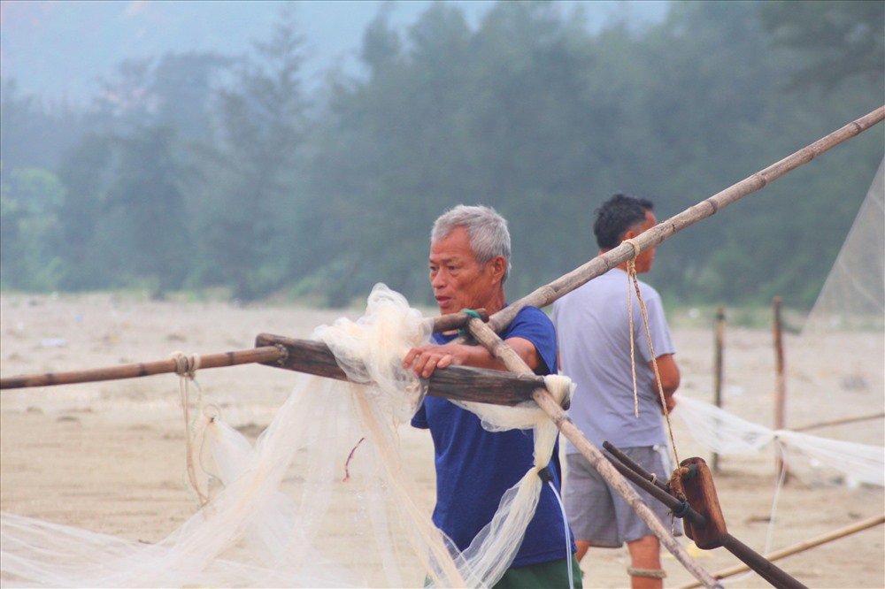 Để săn bắt ruốc biển, ngư dân đã chế tạo ra trụ đẩy hình chữ Y dài 3 - 4 mét; ở 2 đầu càng gắn một dải lưới để giữ con mồi. Khi ra biển, ngư dân chỉ việc cầm dụng cụ tiến về phía trước là ruốc biển lập tức lọt vào trong lưới