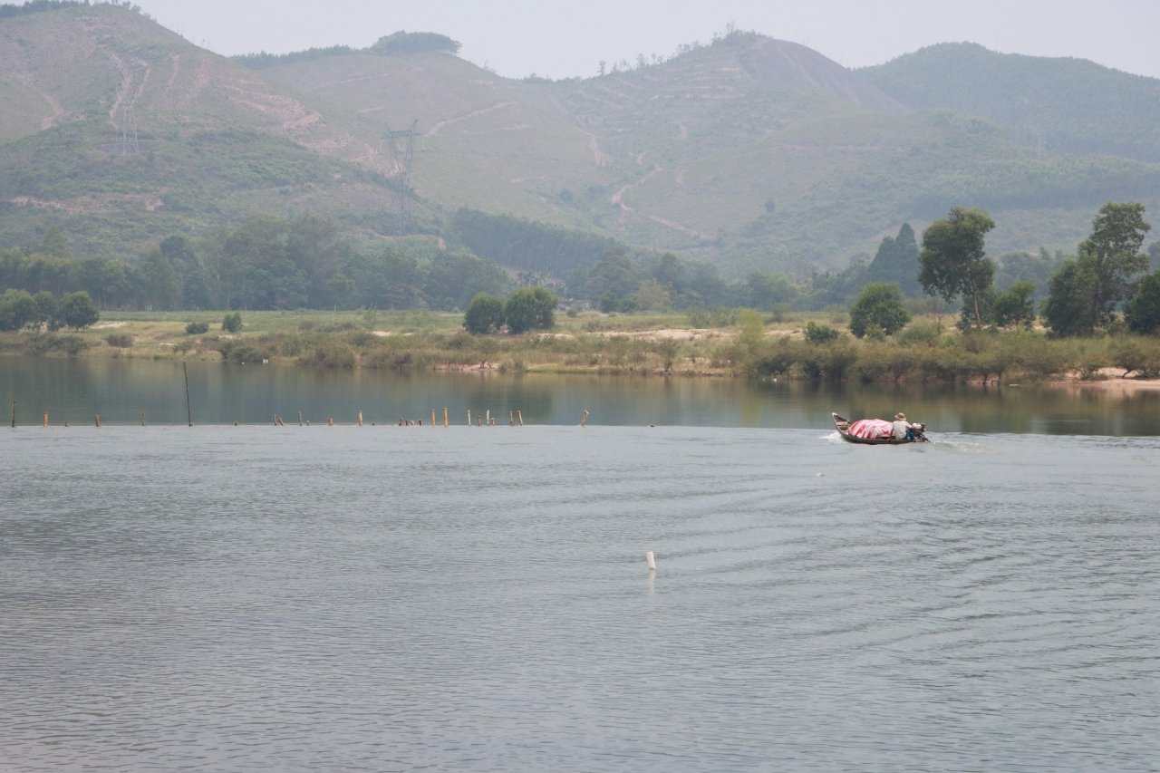 can-canh-tran-dia-bo-giang-dung-len-chong-tau-thuyen-khai-thac-cat-trai-phep