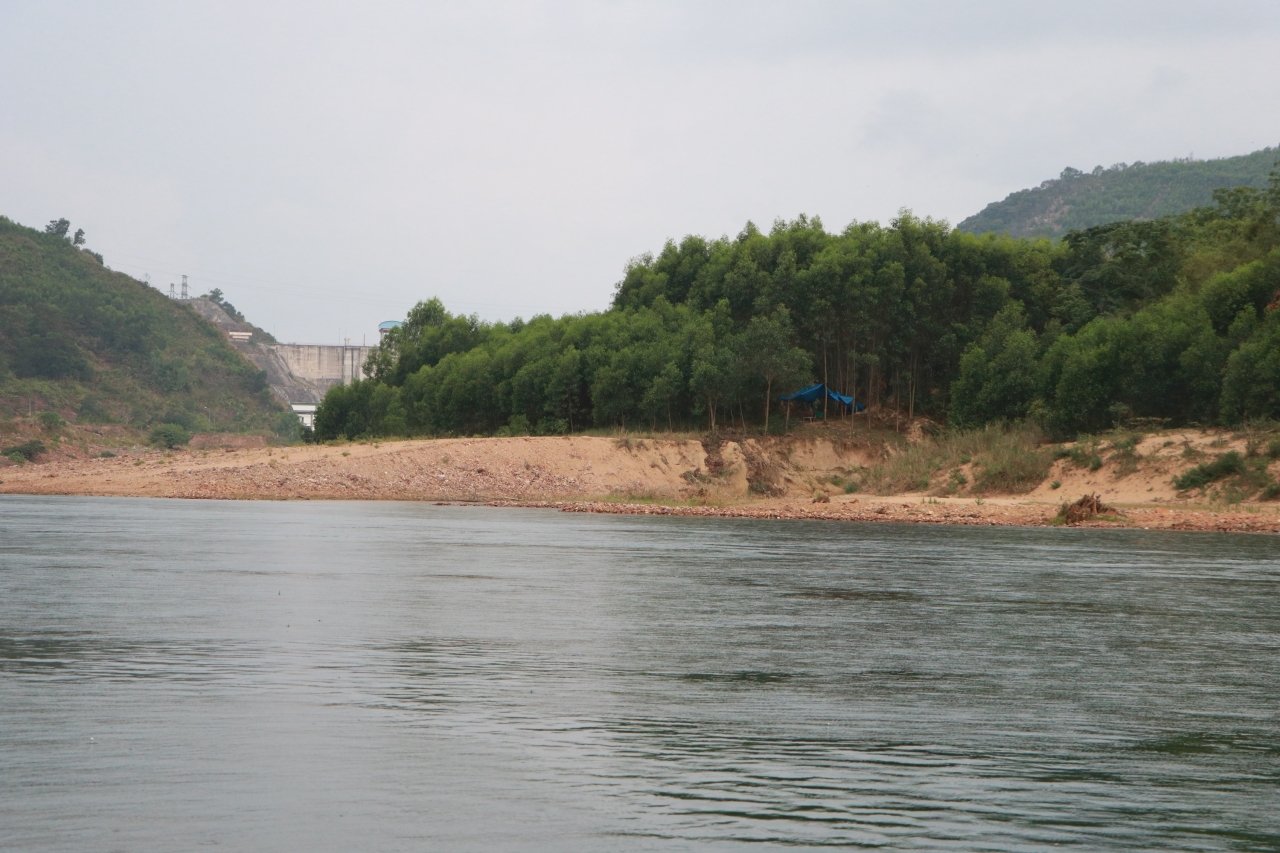 can-canh-tran-dia-bo-giang-dung-len-chong-tau-thuyen-khai-thac-cat-trai-phep