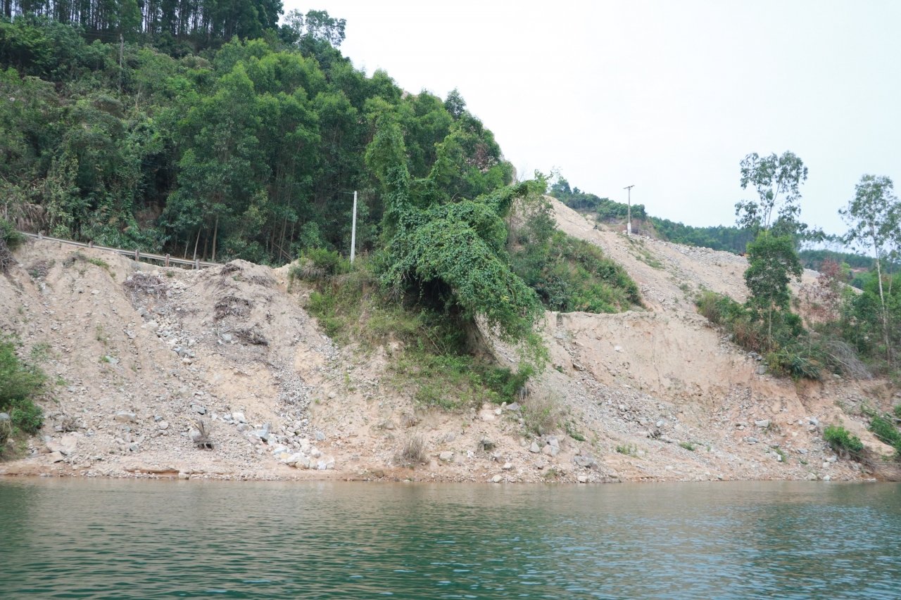 can-canh-tran-dia-bo-giang-dung-len-chong-tau-thuyen-khai-thac-cat-trai-phep