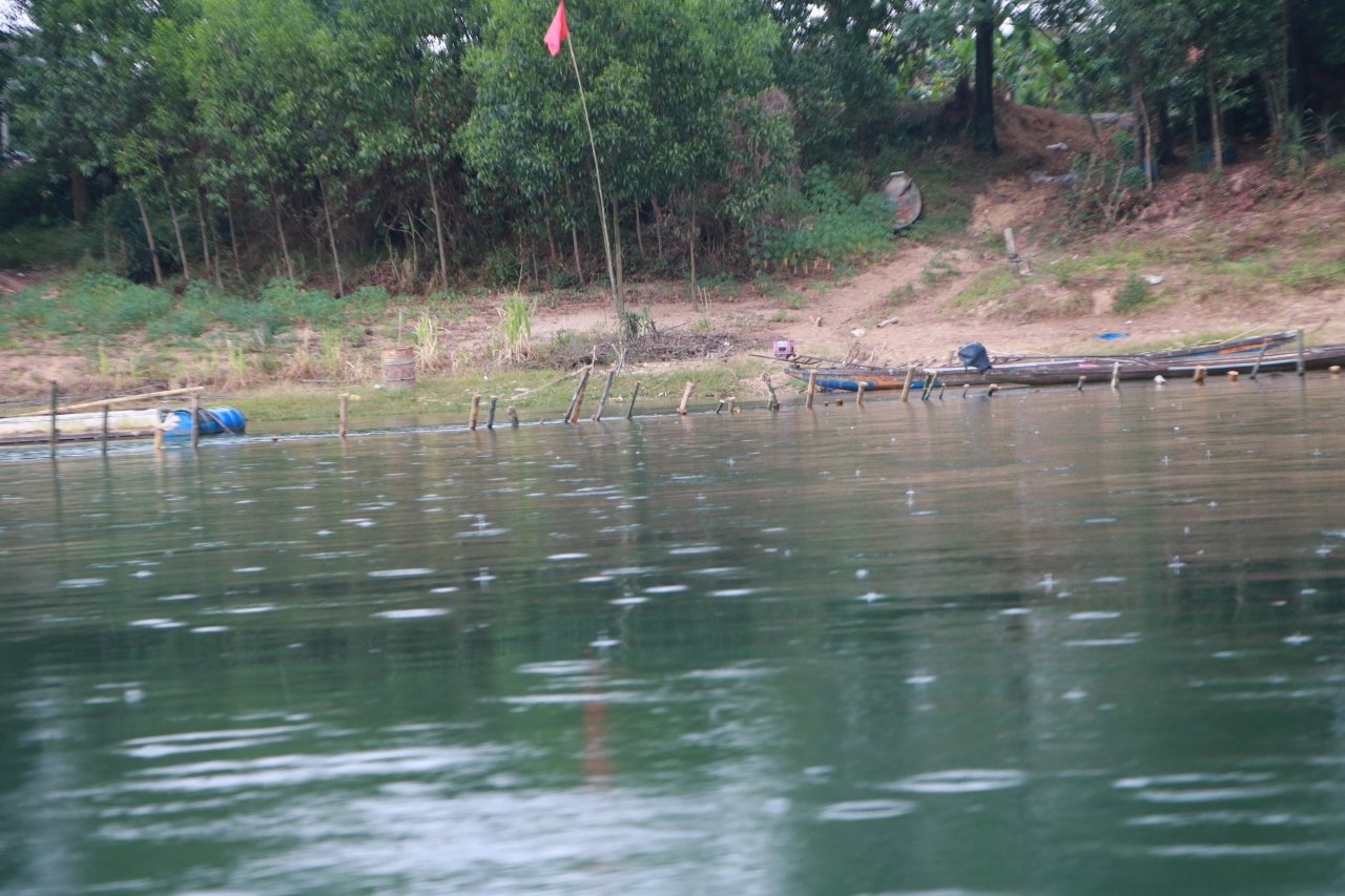 can-canh-tran-dia-bo-giang-dung-len-chong-tau-thuyen-khai-thac-cat-trai-phep