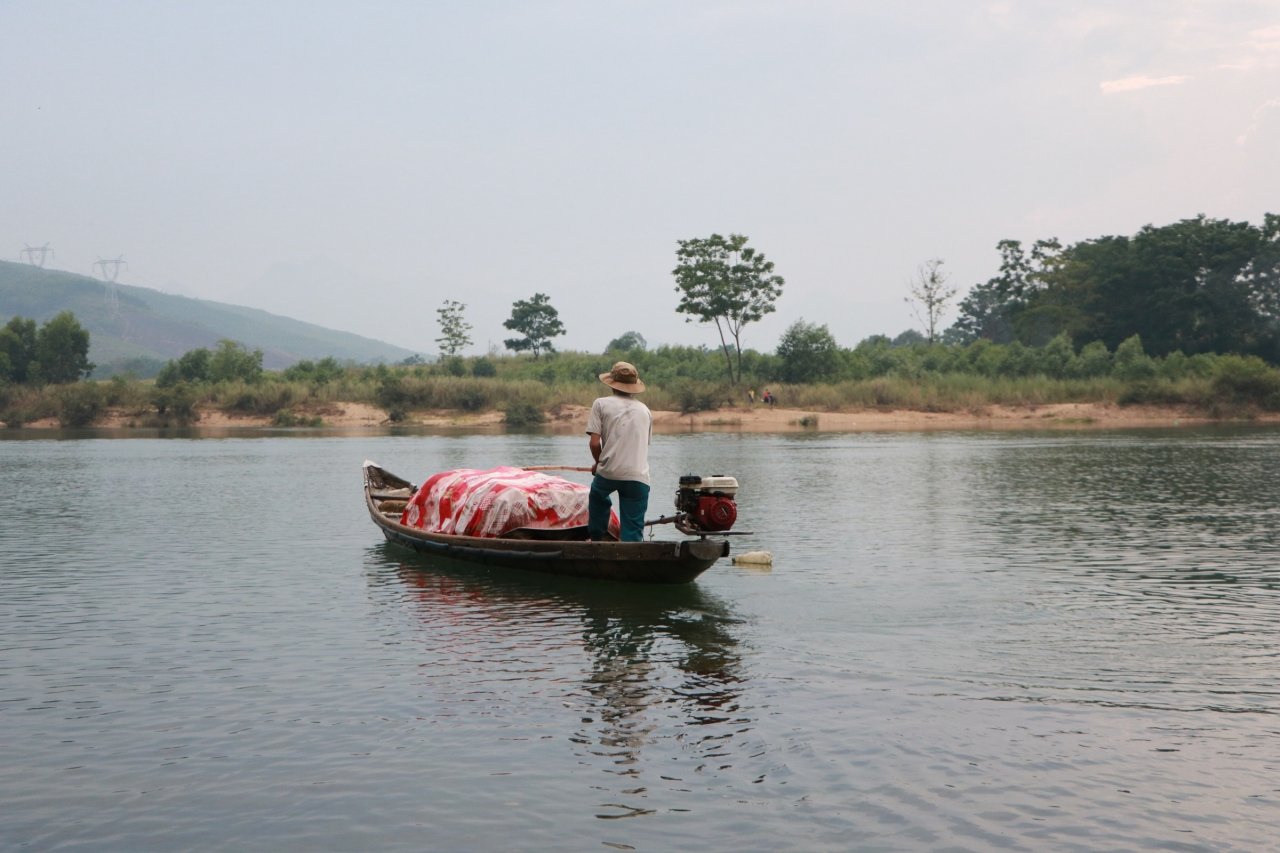 can-canh-tran-dia-bo-giang-dung-len-chong-tau-thuyen-khai-thac-cat-trai-phep