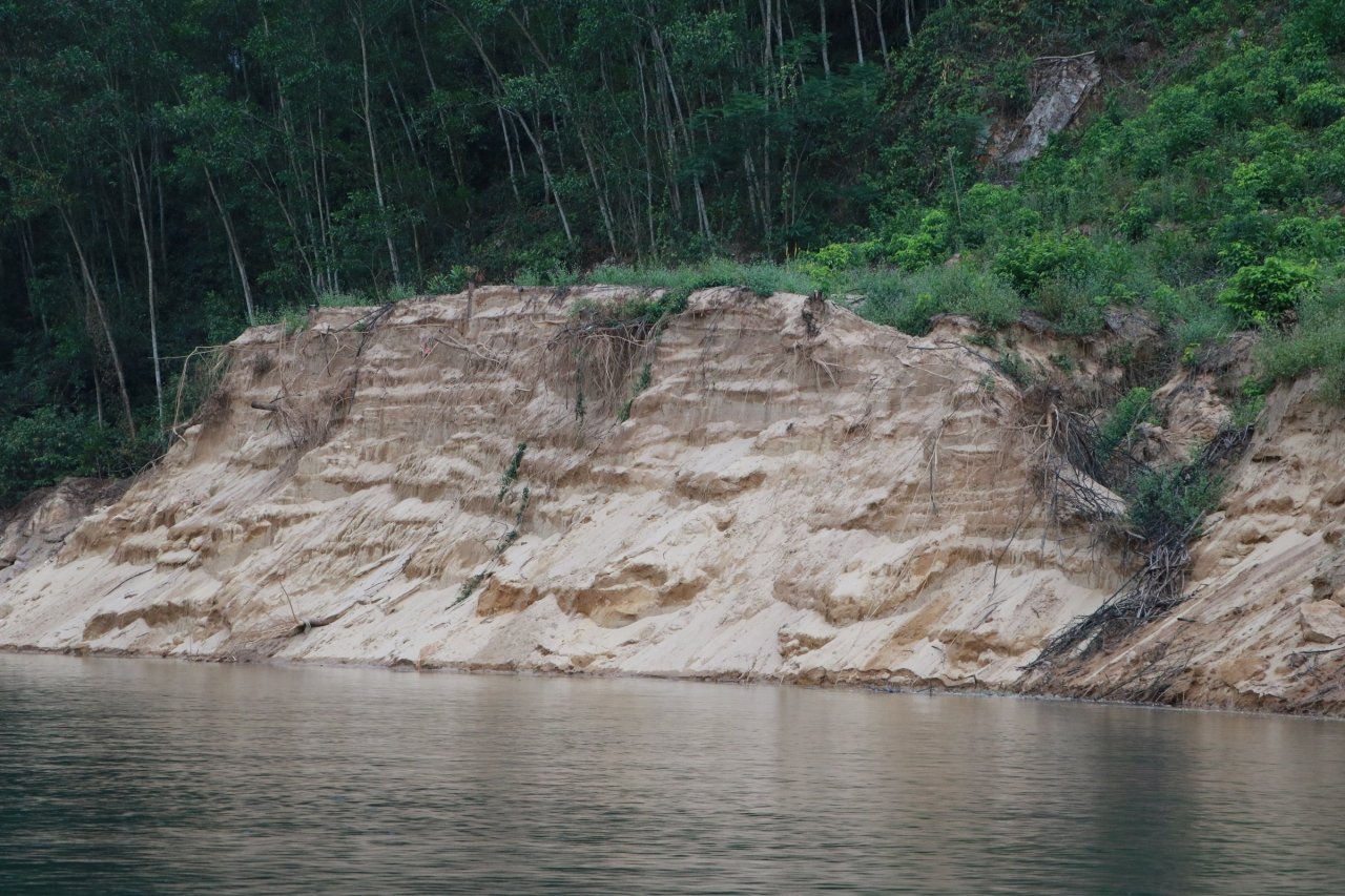 can-canh-tran-dia-bo-giang-dung-len-chong-tau-thuyen-khai-thac-cat-trai-phep