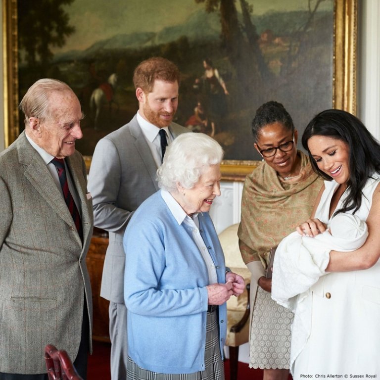 Sau khi găp gỡ báo chí, Archie được đưa tới diện kiến Nữ hoàng Elizabeth II.