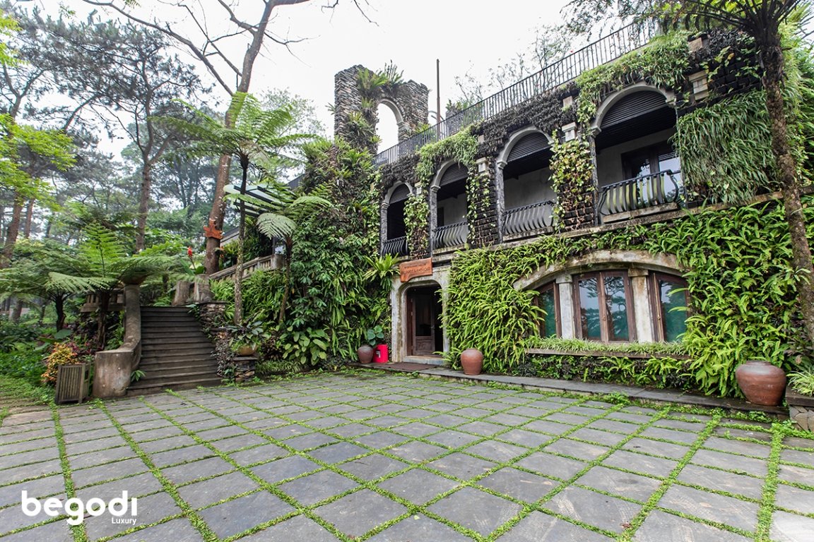Khu nghỉ dưỡng 55 phòng được thiết kế theo kiến trúc gothic, cổ điển với các hạng phòng Deluxe, Premium, Family Suite đa dạng để lựa chọn.