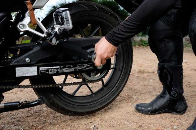 Kiểm tra xích xe máy của mình một cách thường xuyên, xích xe máy không được quá căng hay quá lỏng