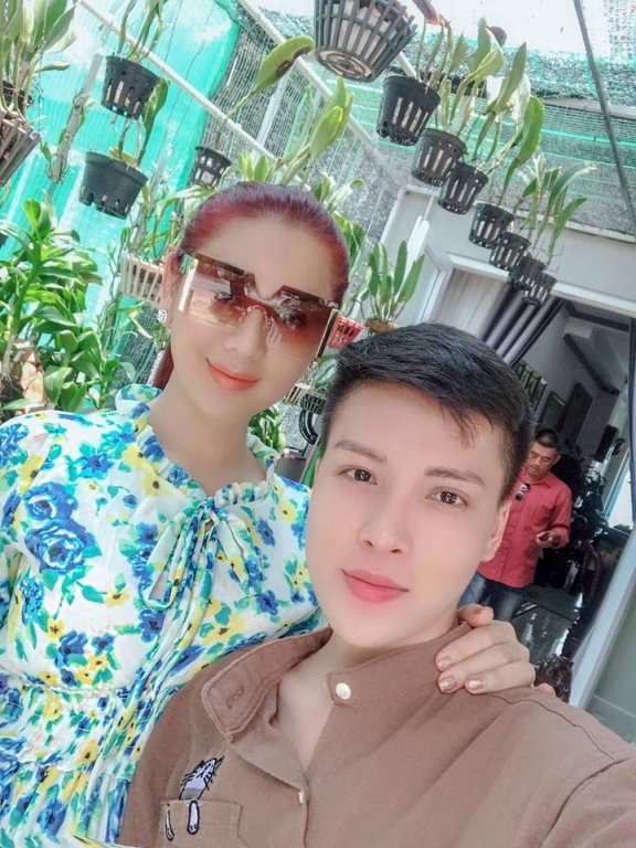 ly-do-lam-khanh-chi-to-chuc-le-cuoi-mien-phi-cho-10-cap-doi-lgbt-gay-xuc-dong