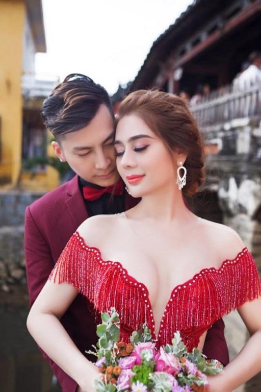 ly-do-lam-khanh-chi-to-chuc-le-cuoi-mien-phi-cho-10-cap-doi-lgbt-gay-xuc-dong