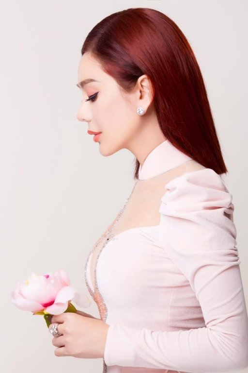 ly-do-lam-khanh-chi-to-chuc-le-cuoi-mien-phi-cho-10-cap-doi-lgbt-gay-xuc-dong