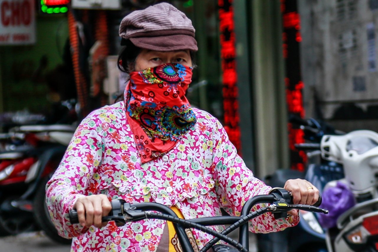 Ai ra đường cũng bịt kín mít.