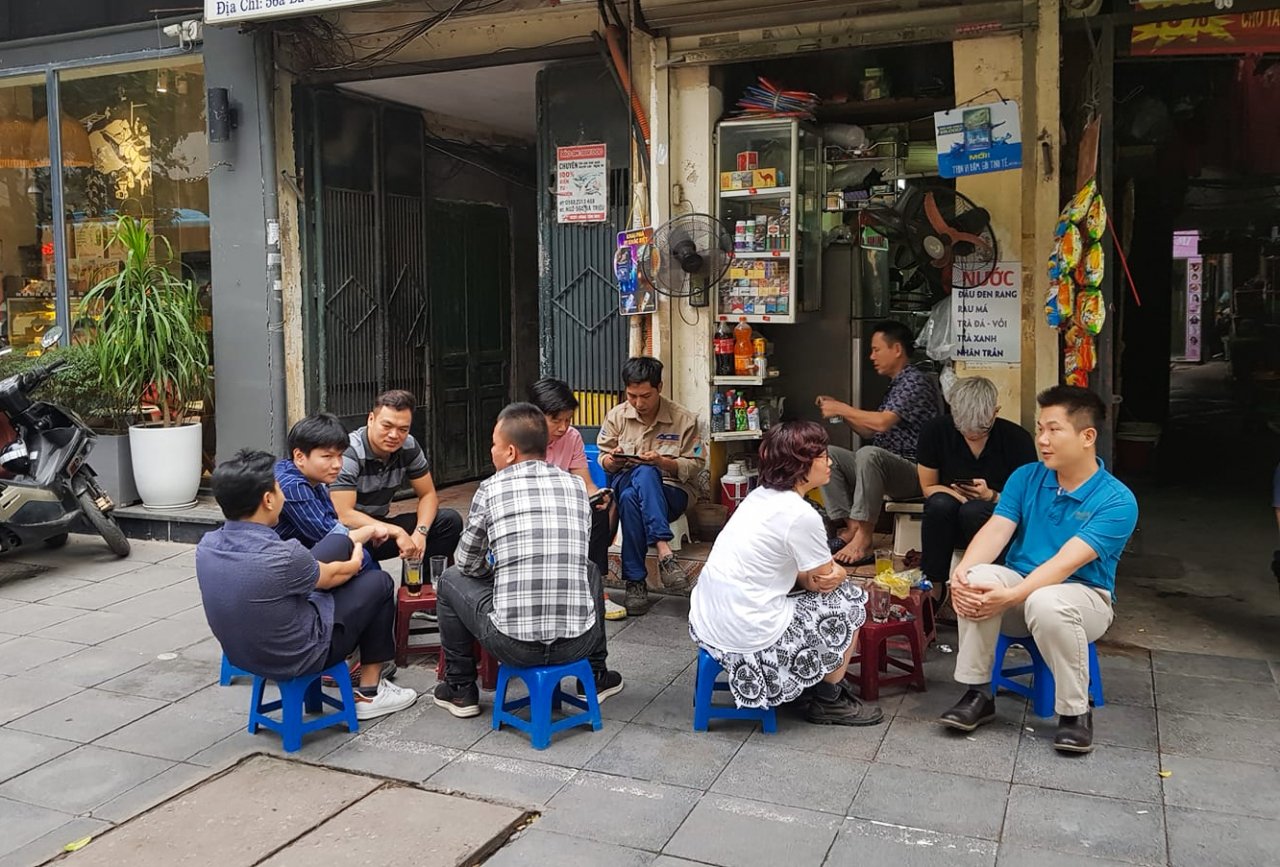 Những quán trà nóng vỉa hè trở nên đông đúc.