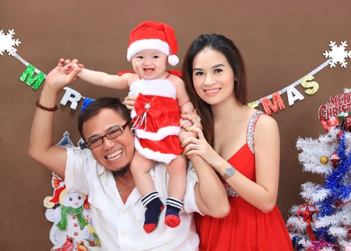 Hồng Tơ từng chia sẻ gặp Kim Loan tại cửa hàng thời trang của cô và ngay lập tức trúng tiếng sét ái tình. Sau đó, danh hài 