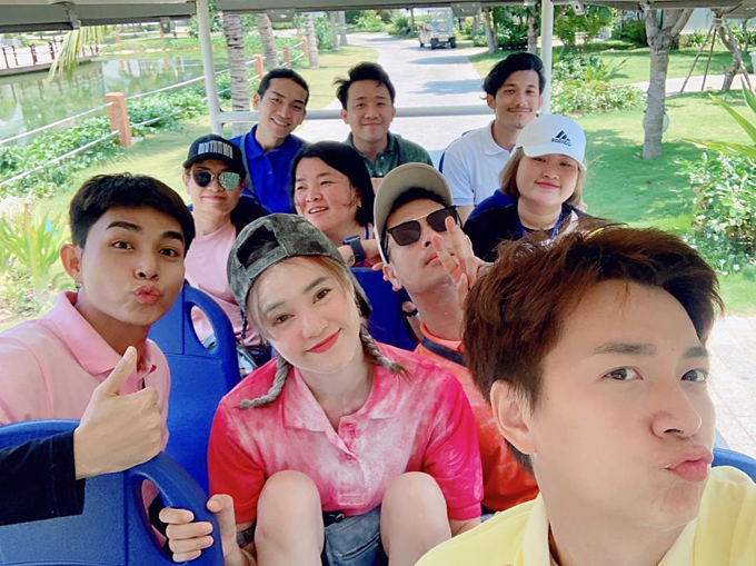 Ninh Dương Lan Ngọc pose hình cùng Trấn Thành, Ngô Kiến Huy, Trương Thế Vinh và những người bạn khi tham gia chương trình Chạy đi chờ chi (Running Man Việt Nam).