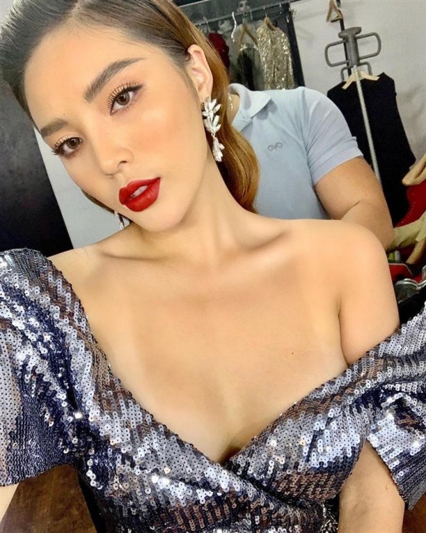 Đăng tải hình ảnh khoe vai trần hờ hững cùng cặp bồng đào sexy trên trang cá nhân, Kỳ Duyên than thở chuyện bị sạm da vì cháy nắng: 