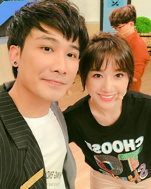 Chí Thiện tranh thủ selfie cùng Hari Won trong hậu trường một gameshow. Bà xã Trấn Thành mới đây dính tin đồn mang thai nhưng cô đã nhanh chóng phủ nhận thông tin này.
