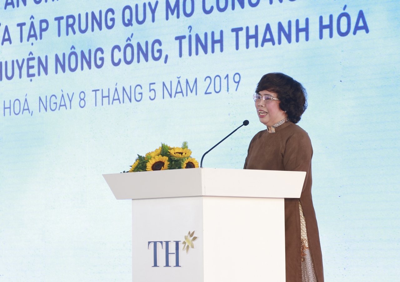 Bà Thái Hương, Chủ tịch HĐQT Tập đoàn TH chia sẻ: Dự kiến đến năm 2025, tổng số đàn bò sữa mà Tập đoàn TH đồng hành cùng nông dân thông qua mô hình Hợp tác xã công nghệ cao sẽ đạt khoảng 200.000 con. Cùng với đó, tập đoàn TH cũng đặt mục tiêu mở rộng đàn bò sữa chăn nuôi tập trung theo chuỗi khép kín lên 200.000 con; nâng tổng số đàn bò sữa mà tập đoàn TH quản lý và sở hữu lên 400.000 con, giúp Chính phủ và Bộ Nông nghiệp và Phát triển Nông thôn hoàn thành mục tiêu phát triển đàn bò sữa 500.000 con