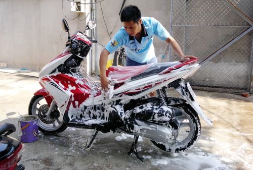 Việc rửa xe thường xuyên là việc rất quan trọng để bảo dưỡng xe máy bạn tốt nhất