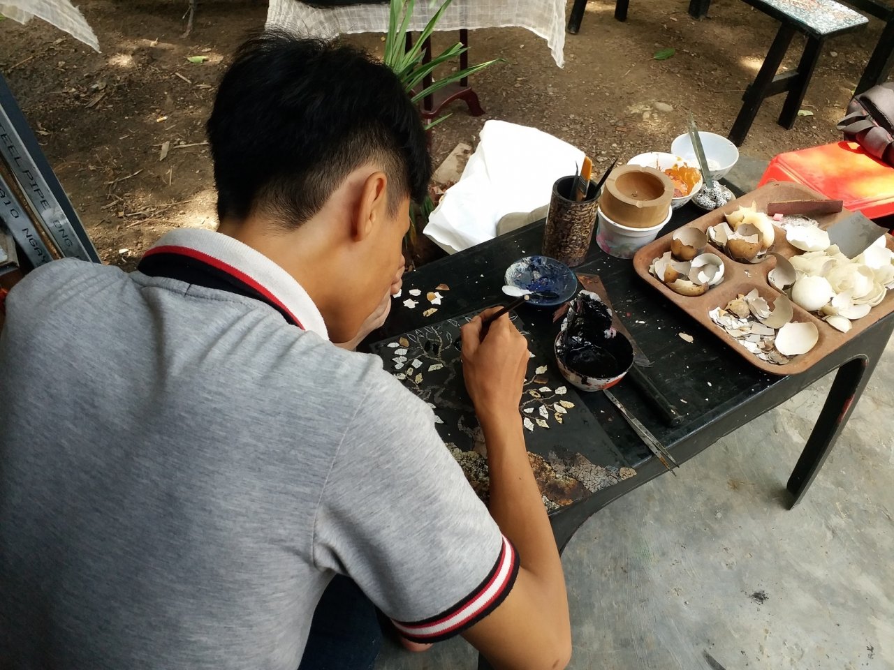 ti-man-dua-vo-trung-vao-vat-dung-doi-thuong