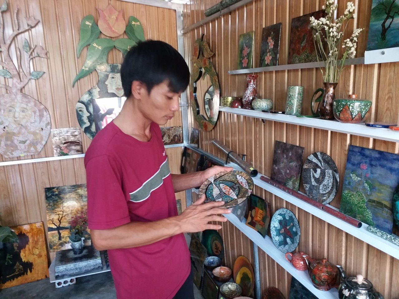 ti-man-dua-vo-trung-vao-vat-dung-doi-thuong