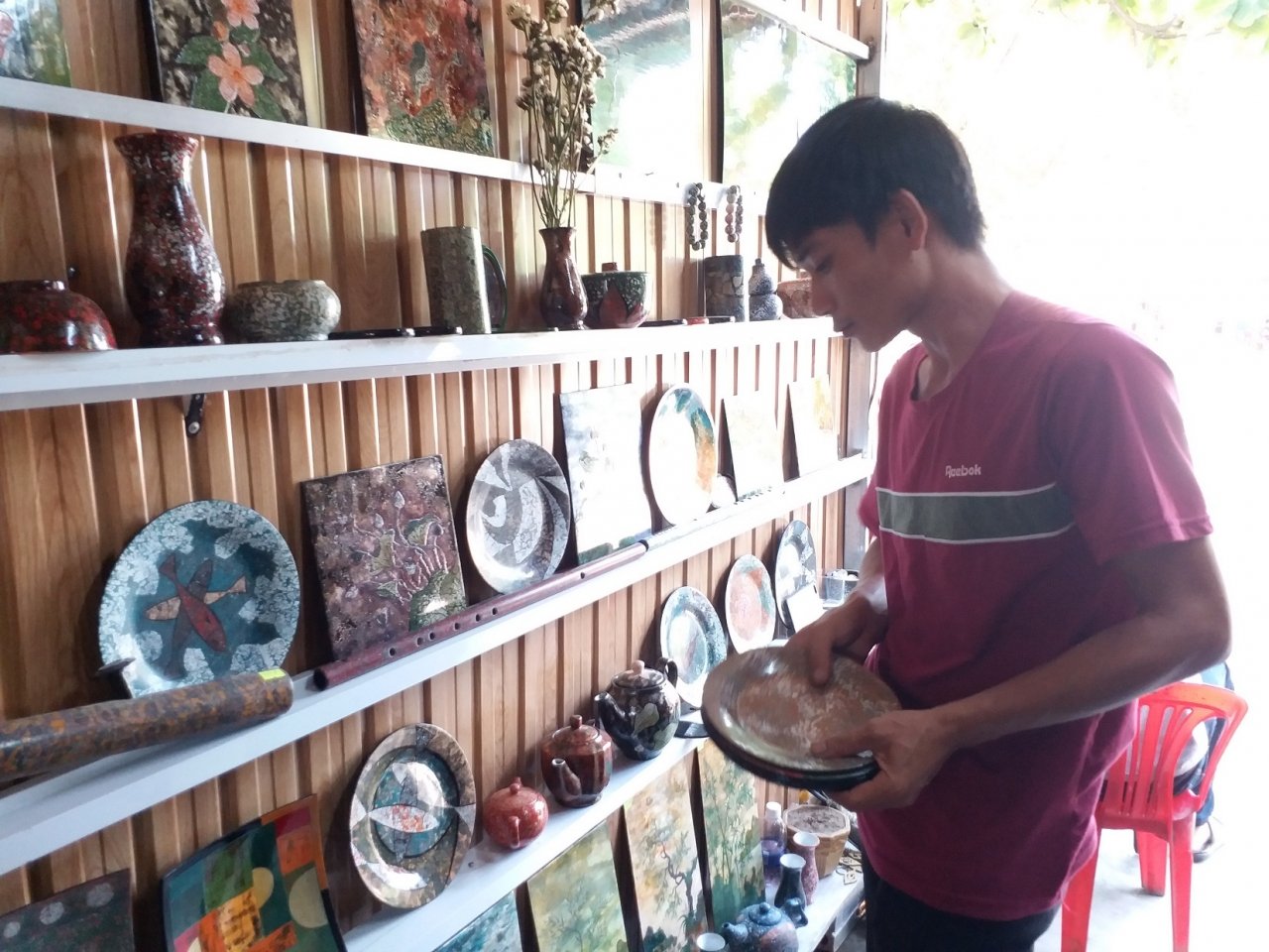 ti-man-dua-vo-trung-vao-vat-dung-doi-thuong