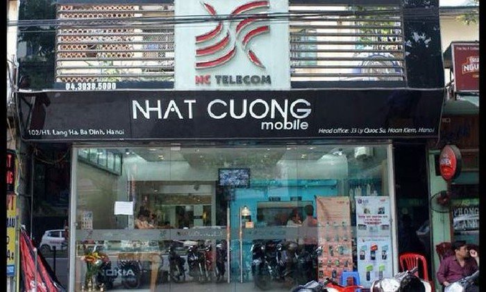 truoc-khi-bi-bo-cong-an-kham-xet-nhat-cuong-mobile-tung-bi-khach-hang-to-danh-trao-linh-kien