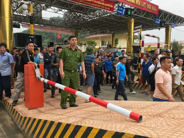 Rất đông người dân tập chung phản đối trạm thu phí Hòa Lạc - Hòa Bình.