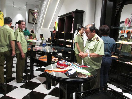 ban-khan-lua-trung-quoc-doi-lot-hang-viet-khaisilk-danh-lua-long-yeu-nuoc-cua-nguoi-dan