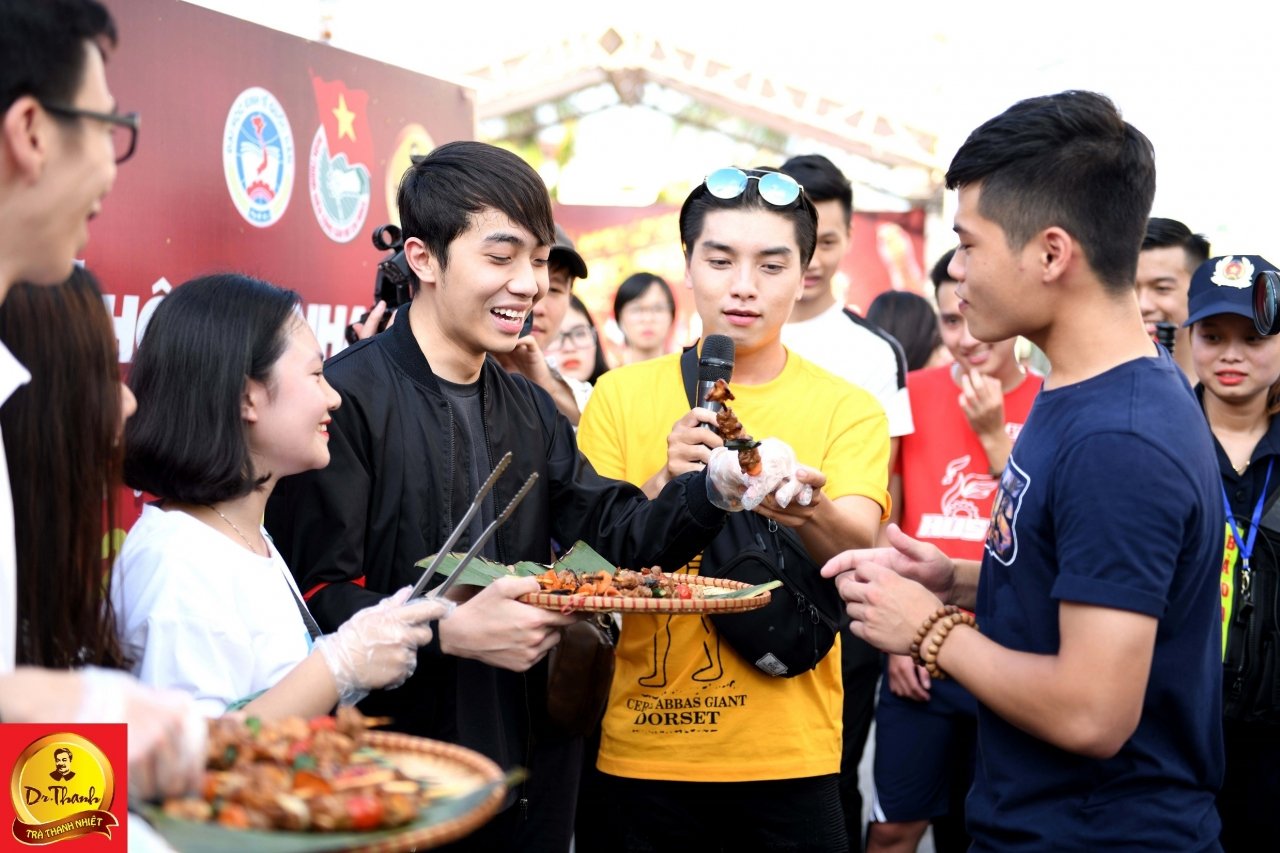 Các bạn trẻ trải nghiệm thử thách ăn đồ cay nóng mà vẫn tươi tại Lễ hội.