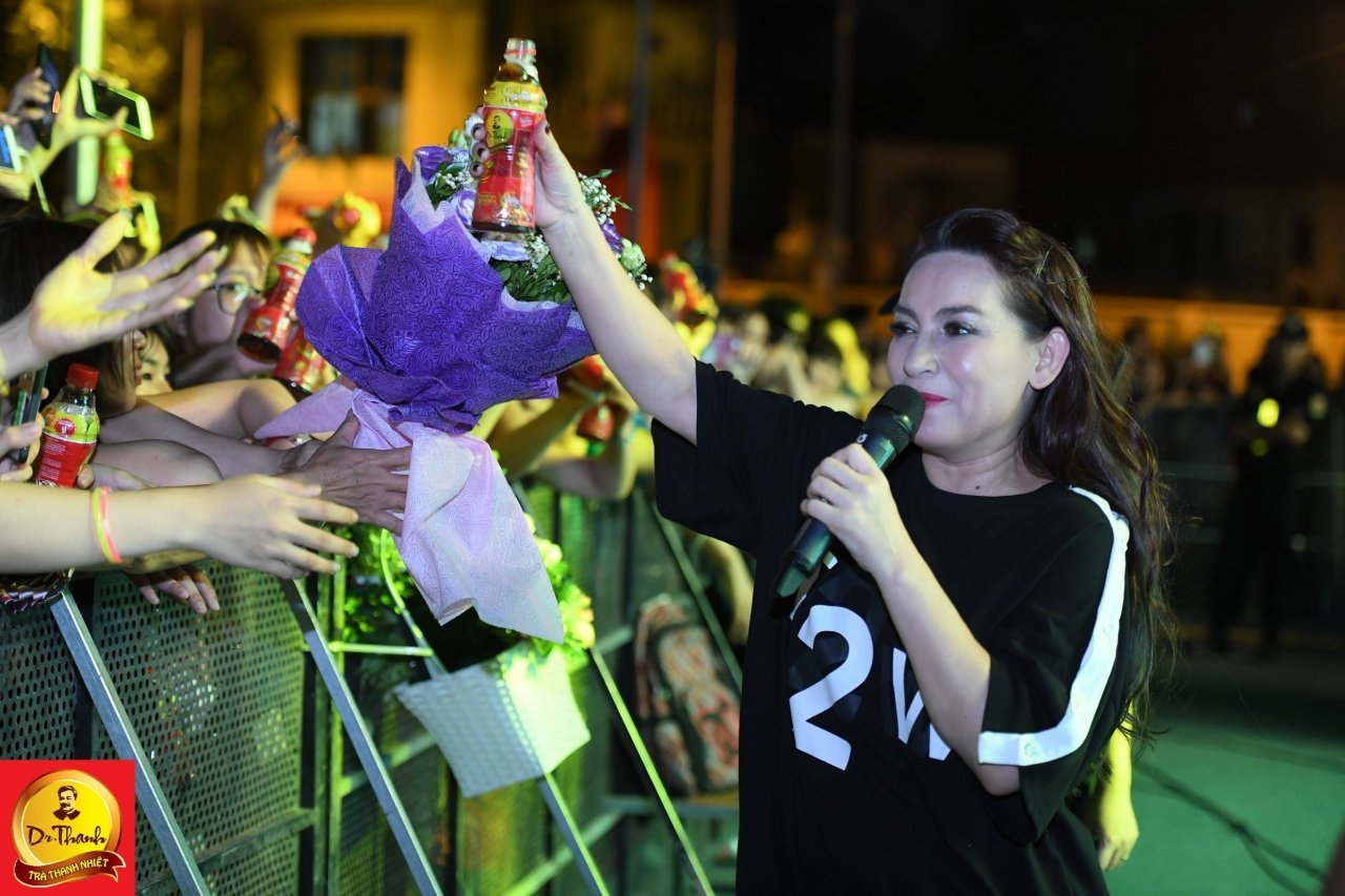 Ca sĩ Phi Nhung bất ngờ xuất hiện tại Lễ hội Phố hàng nóng Hà Nội năm 2018.