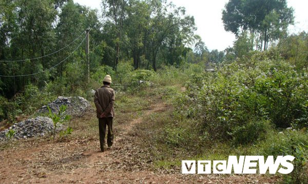 Ông Dương Văn Thớ dẫn tác giả lên núi Rùa.