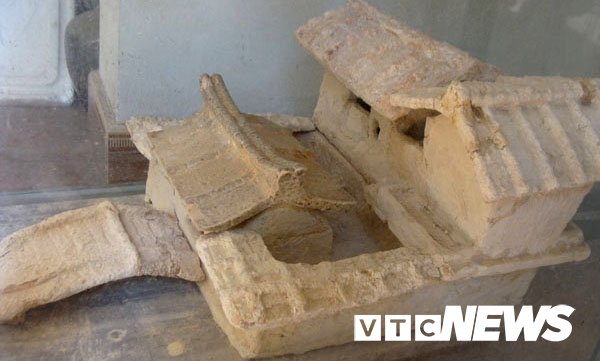 Nhà mô hình bằng gốm ở trong mộ cổ.