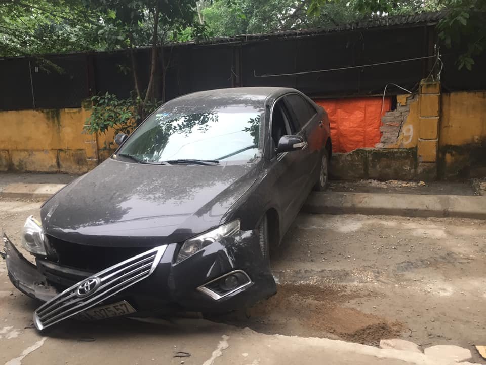 Chiếc ô tô Toyota Camry lùi đổ cả tường.