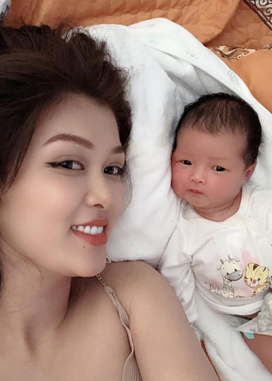 Hoa hậu Thế giới Toàn cầu 2015 Oanh Yến sinh con thứ 5 ở tuổi 33.