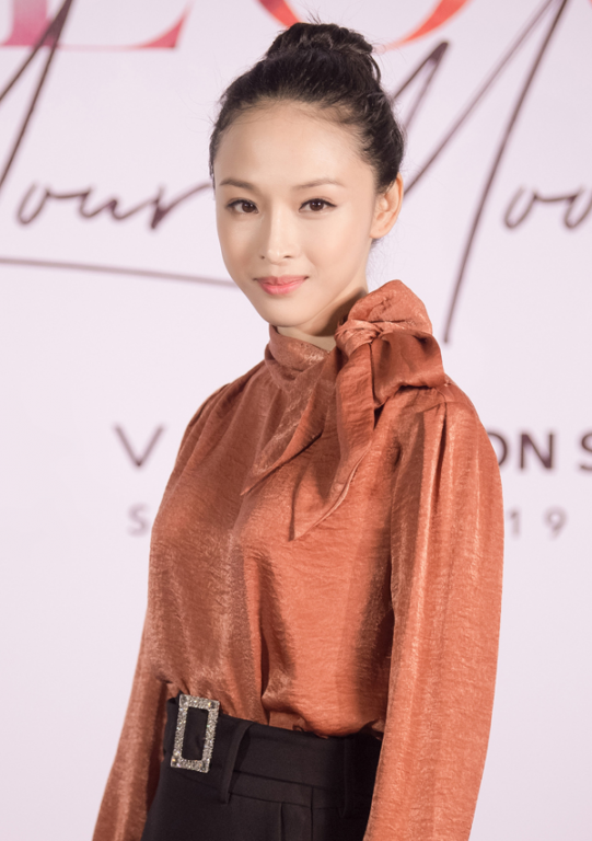 Thậm chí dù chỉ trang điểm nhẹ nhàng, Hoa hậu sinh năm 1987 vẫn rất xinh đẹp và trẻ trung.